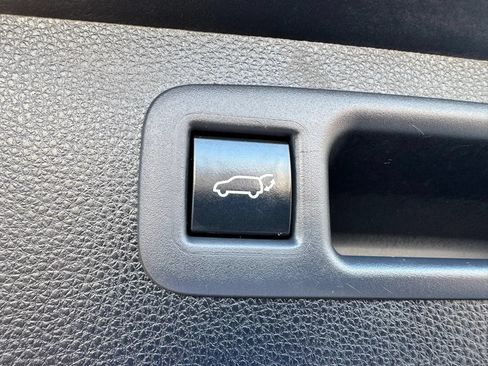 Used 2020 Toyota Highlander XLE AWD/4WD image 43