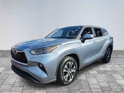 Used 2022 Toyota Highlander XLE image 3