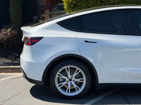 Used 2022 Tesla Model Y Long Range image 19