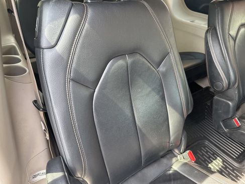Used 2017 Chrysler Pacifica Touring-L FWD image 58