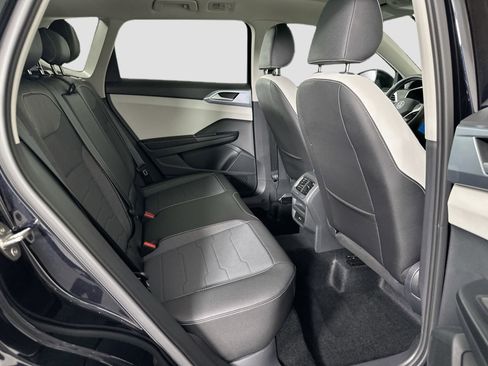 New 2025 Volkswagen Taos SE image 21