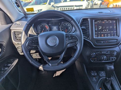 Used 2019 Jeep Cherokee Trailhawk image 16