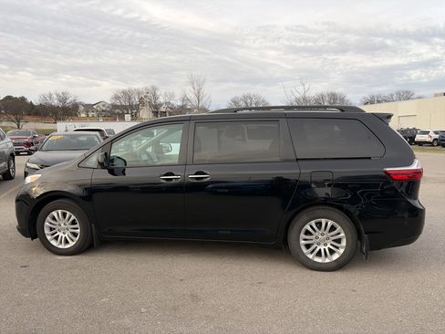 Used 2017 Toyota Sienna XLE w/ XLE Navigation Package image 8