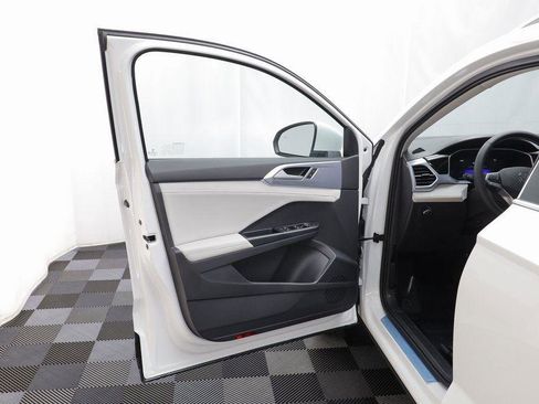 New 2025 Volkswagen Taos SE w/ Panoramic Sunroof Package image 5