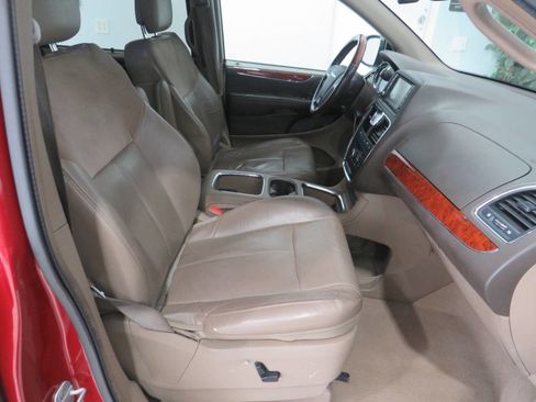 Used 2013 Chrysler Town & Country Limited w/ Luxury Group image 9