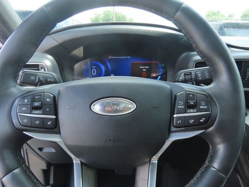 Used 2020 Ford Explorer Platinum w/ Premium Technology Package AWD/4WD image 29