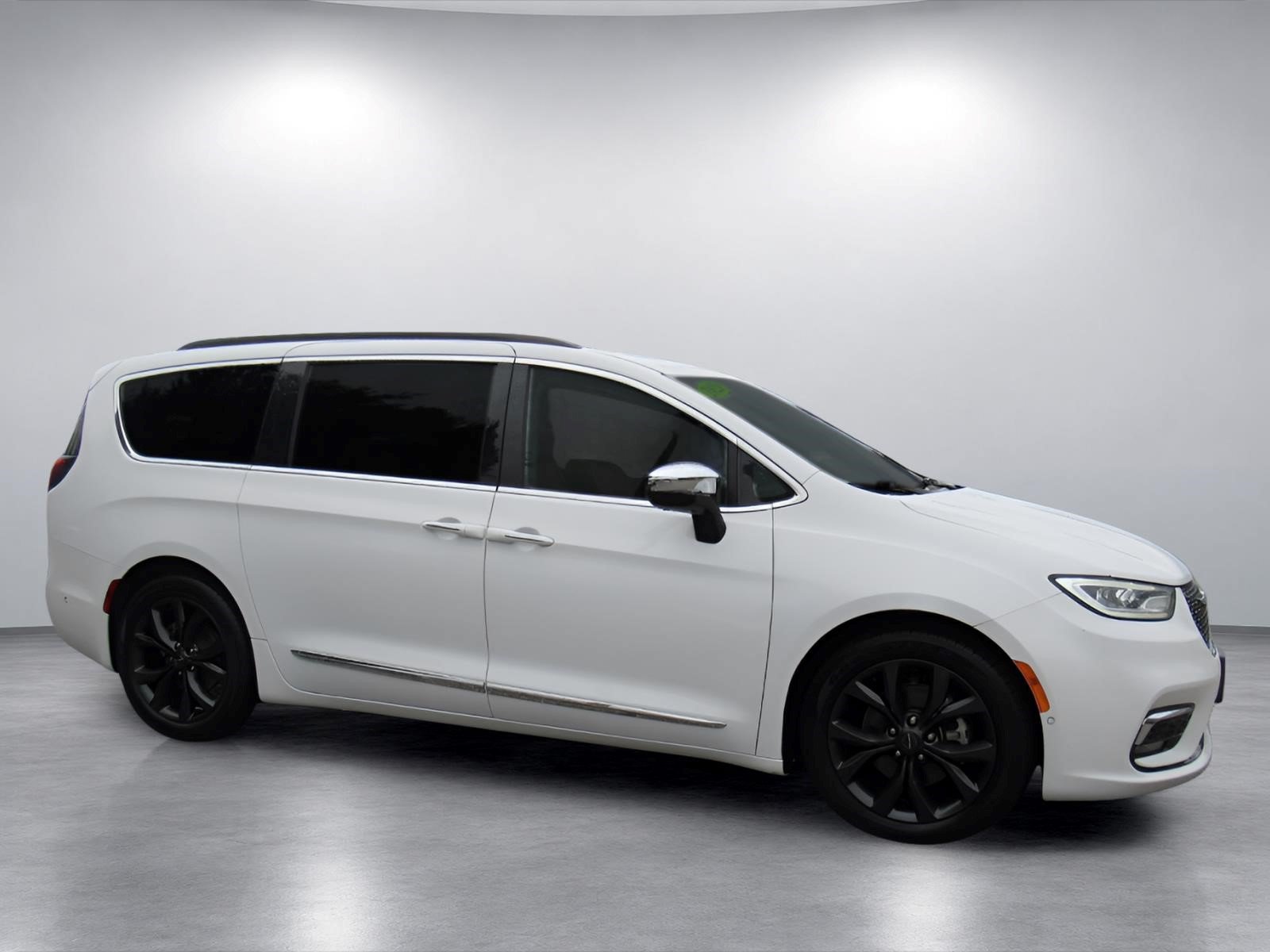 Certified 2023 Chrysler Pacifica Limited w/ Trailer Tow Group FWD image 2