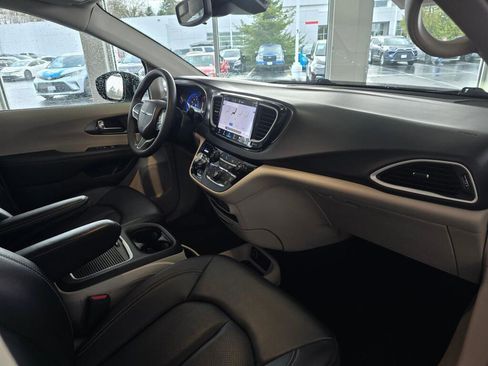 Used 2024 Chrysler Pacifica Touring-L FWD image 43