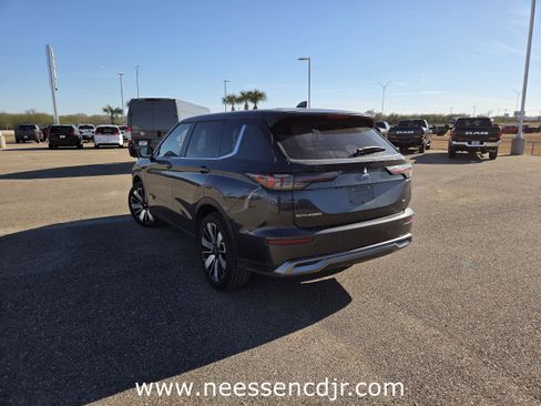 Used 2025 Mitsubishi Outlander SE image 5