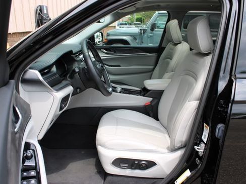 Used 2022 Jeep Grand Cherokee Overland AWD/4WD image 13