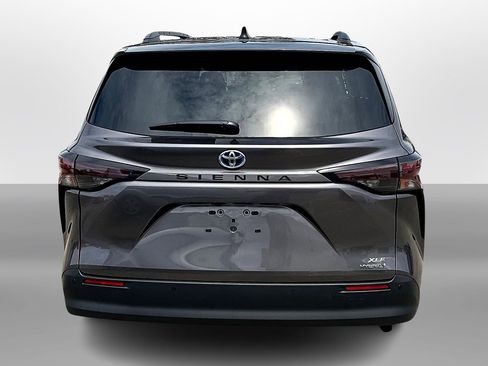 Used 2023 Toyota Sienna XLE image 4