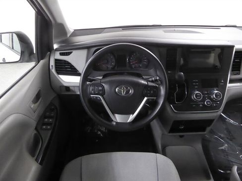 Used 2016 Toyota Sienna L image 9