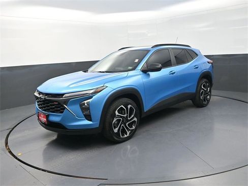 Used 2025 Chevrolet Trax RS w/ Sunroof Package image 3