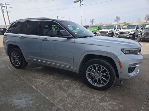 Used 2025 Jeep Grand Cherokee Summit AWD/4WD image 11