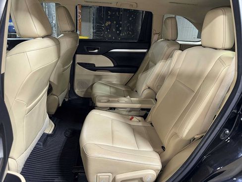Used 2017 Toyota Highlander XLE AWD/4WD image 17