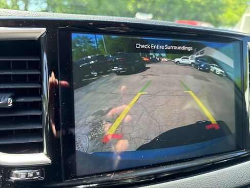 Used 2023 Chrysler Pacifica Touring-L FWD image 33