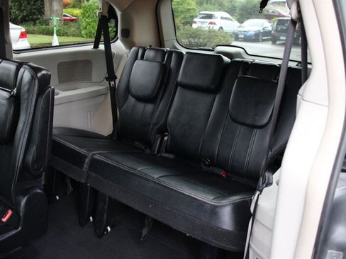 Used 2014 Chrysler Town & Country Touring image 17