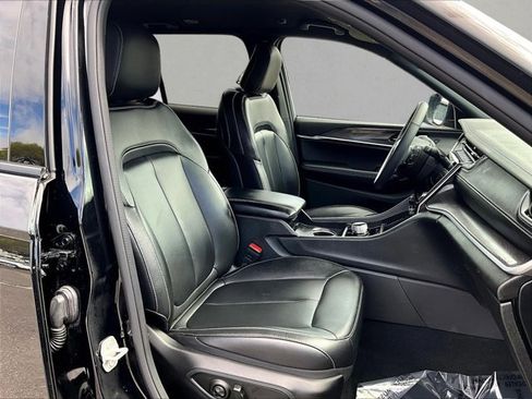 Used 2024 Jeep Grand Cherokee Limited image 9