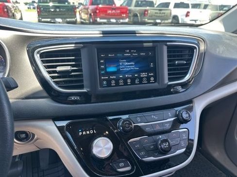 Used 2020 Chrysler Pacifica Touring FWD image 16