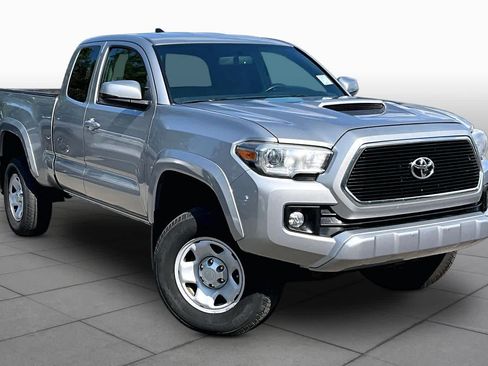 Used 2017 Toyota Tacoma TRD Sport w/ Premium & Technology Package AWD/4WD image 2