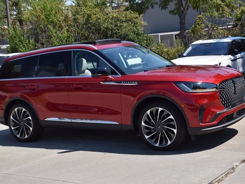 Certified 2026 Lincoln Aviator Reserve AWD/4WD image 5