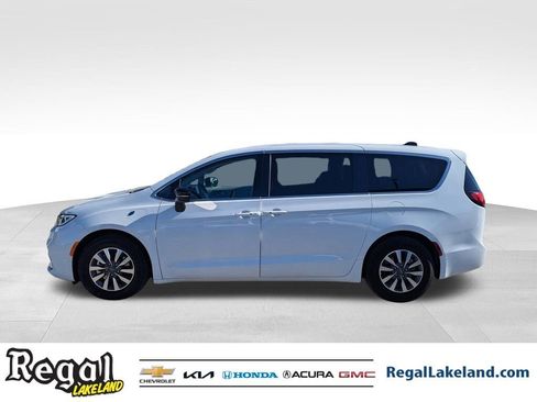 Used 2024 Chrysler Pacifica Select image 5