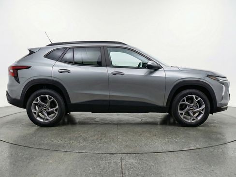 Used 2025 Chevrolet Trax LT w/ LT Convenience Package FWD image 8