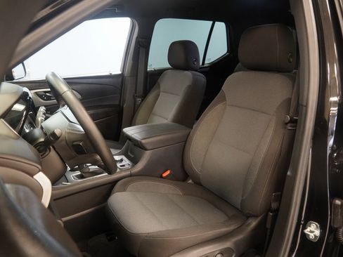 Used 2023 Chevrolet Traverse LT image 3