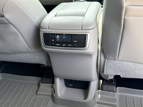 Used 2017 Toyota Highlander XLE FWD image 18