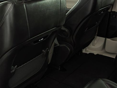 Used 2024 Chrysler Pacifica Touring-L image 27