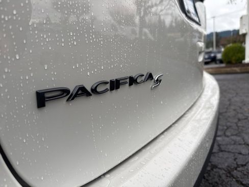 Used 2021 Chrysler Pacifica Touring w/ S Appearance Package image 9