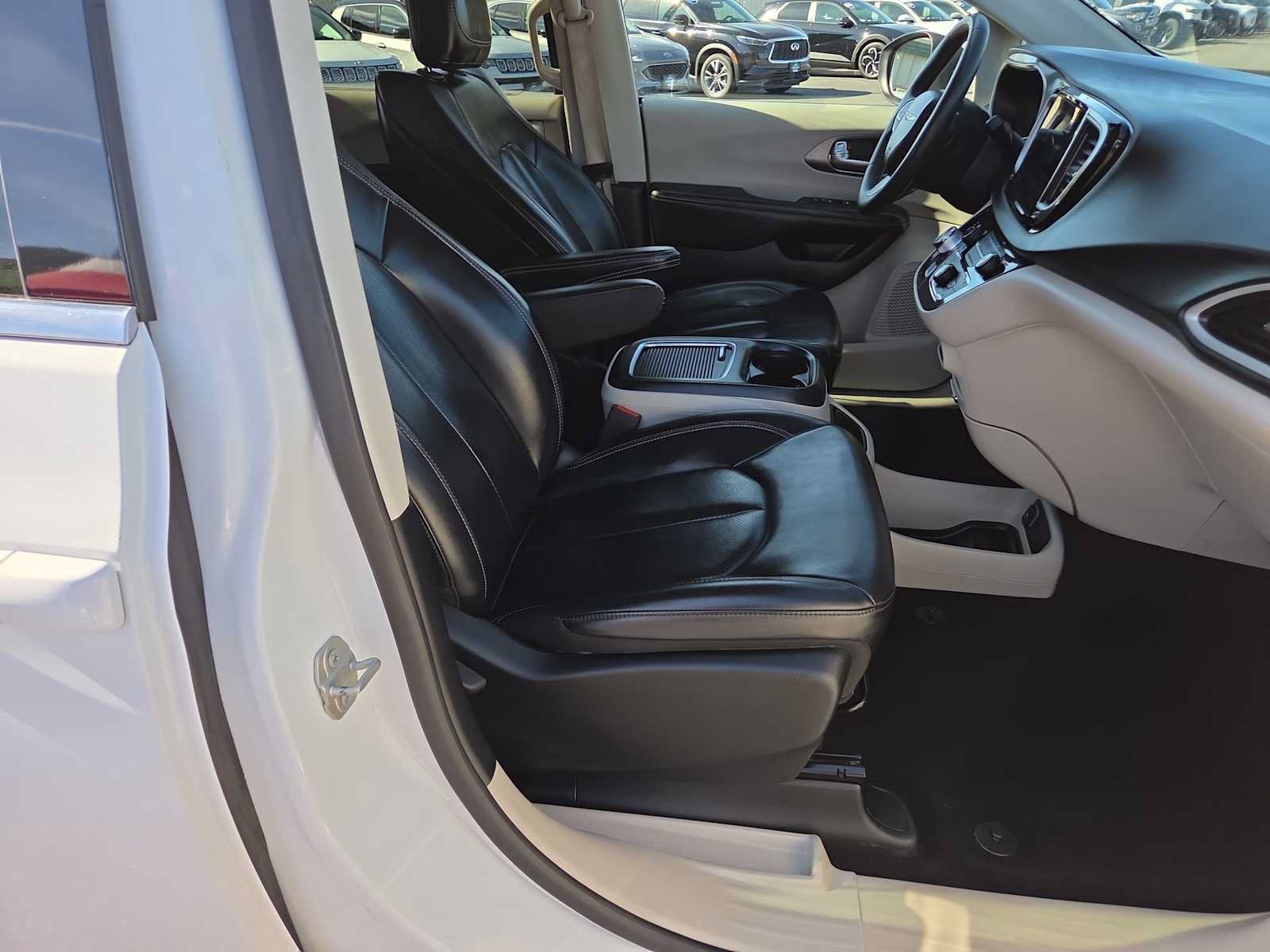 Used 2023 Chrysler Pacifica Touring-L FWD image 22