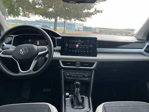 Certified 2025 Volkswagen Taos SE image 27