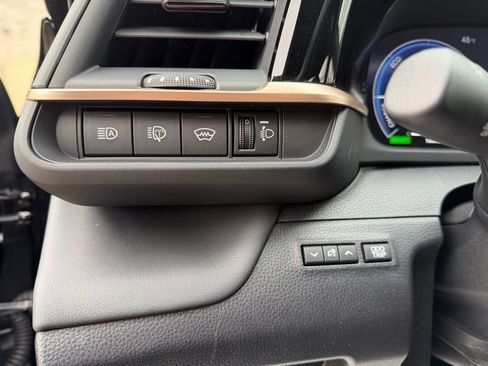 Certified 2025 Toyota Crown Signia image 12