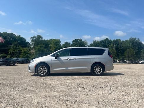 Used 2024 Chrysler Pacifica Touring-L FWD image 16