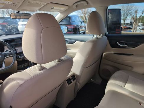 Used 2017 Nissan Rogue SV w/ SV Premium Package image 17