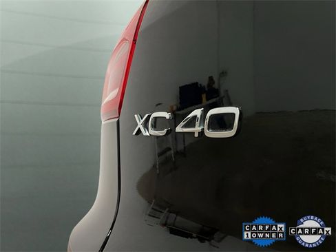 Used 2025 Volvo XC40 B5 Plus image 99