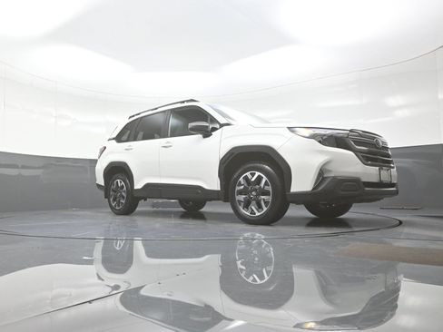 Used 2025 Subaru Forester Premium AWD/4WD image 9