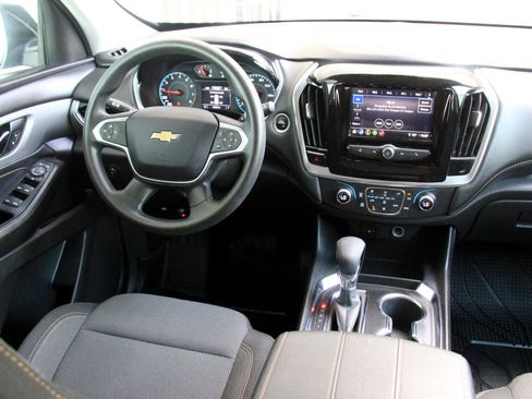 Used 2021 Chevrolet Traverse LS image 9