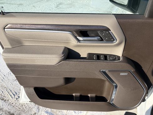 Used 2025 Chevrolet Silverado 2500 LTZ w/ LTZ Premium Package image 9