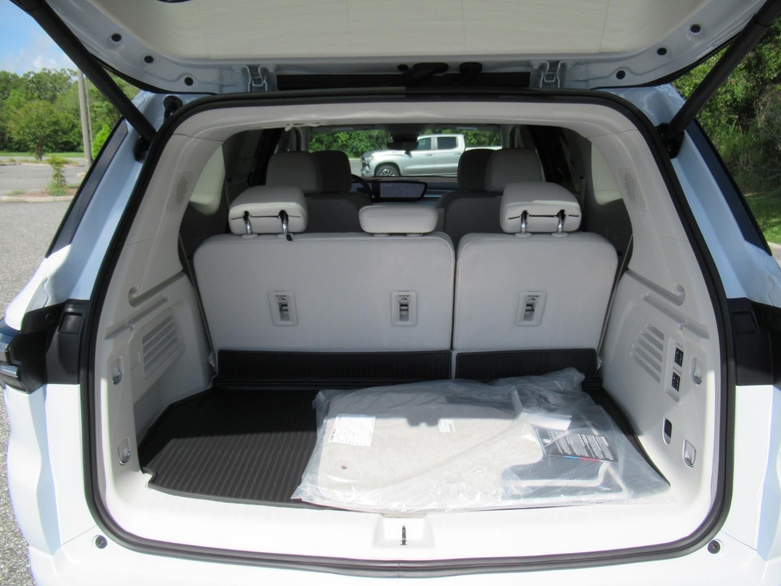 New 2026 Buick Enclave Avenir w/ Super Cruise Package FWD image 38