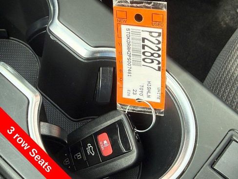 Used 2023 Toyota Highlander LE FWD image 32