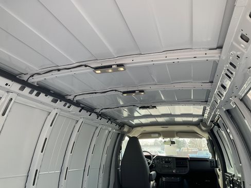 Used 2025 Chevrolet Express 3500 Extended w/ Driver Convenience Package image 4