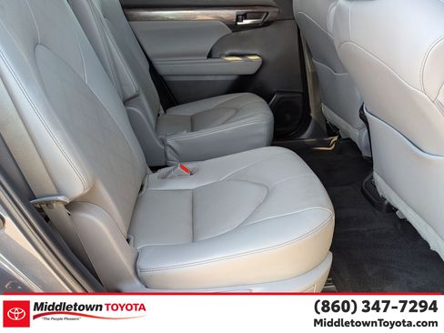 Used 2023 Toyota Highlander Platinum AWD/4WD image 34
