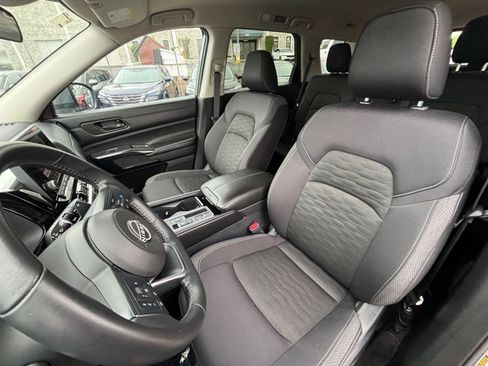 Used 2025 Nissan Pathfinder SV FWD image 39
