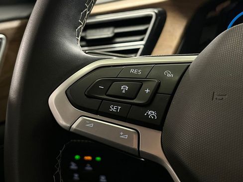 Used 2024 Volkswagen Atlas SE AWD/4WD image 26