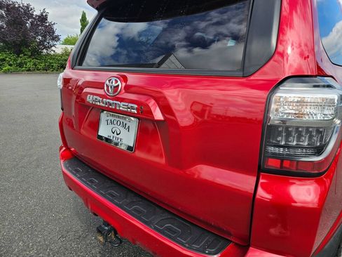 Used 2022 Toyota 4Runner SR5 AWD/4WD image 17