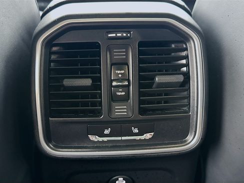 Used 2025 Porsche Macan AWD/4WD image 17