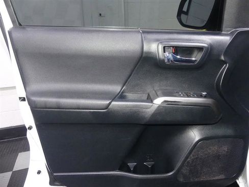 Used 2016 Toyota Tacoma TRD Off-Road w/ Exterior Package image 16