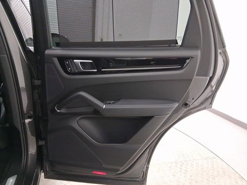 Used 2023 Porsche Cayenne E-Hybrid image 36